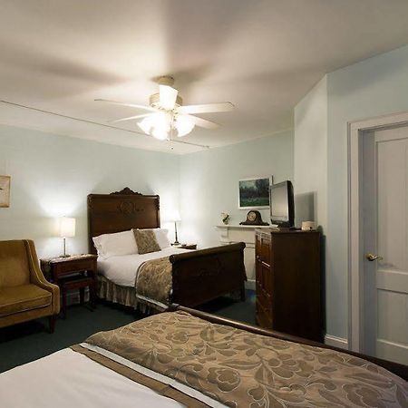 Rogues Harbor Inn Lansing Esterno foto