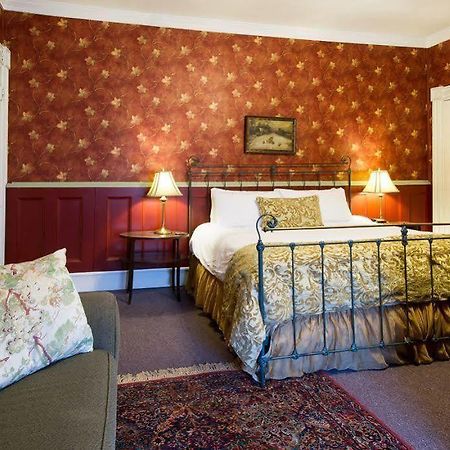 Rogues Harbor Inn Lansing Esterno foto
