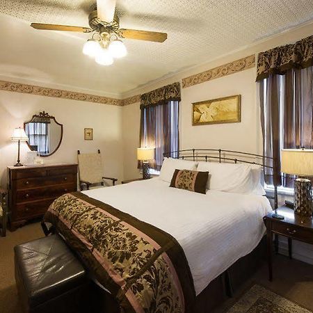 Rogues Harbor Inn Lansing Esterno foto