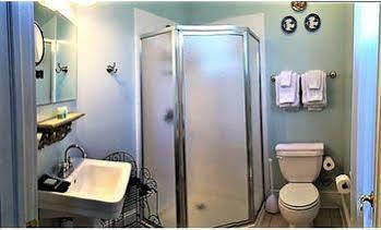 Rogues Harbor Inn Lansing Esterno foto