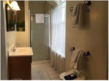 Rogues Harbor Inn Lansing Esterno foto