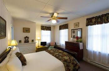 Rogues Harbor Inn Lansing Esterno foto