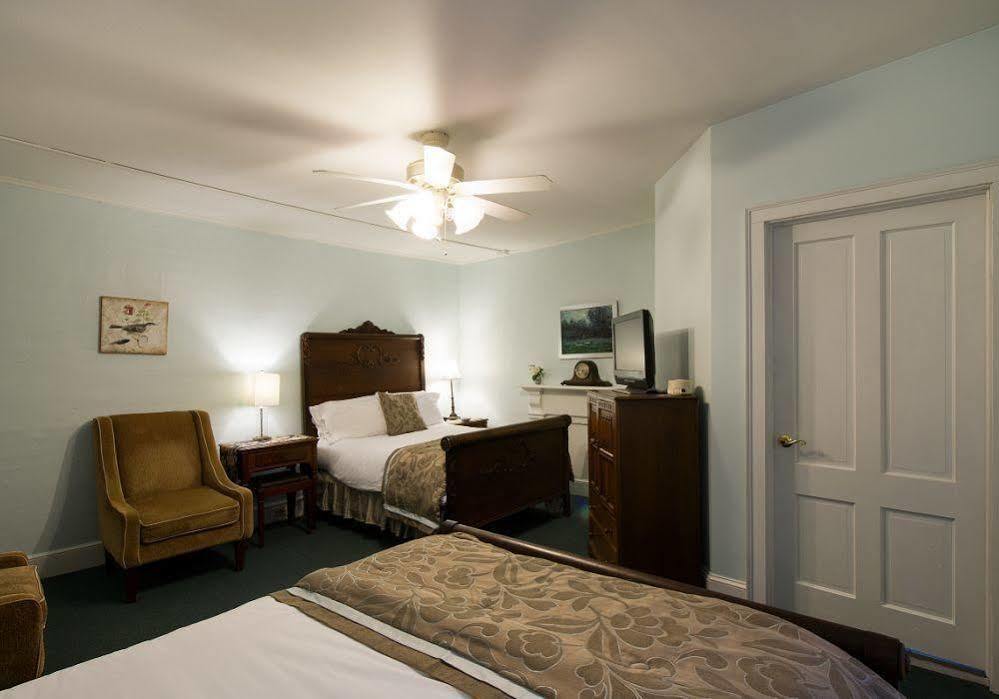 Rogues Harbor Inn Lansing Esterno foto