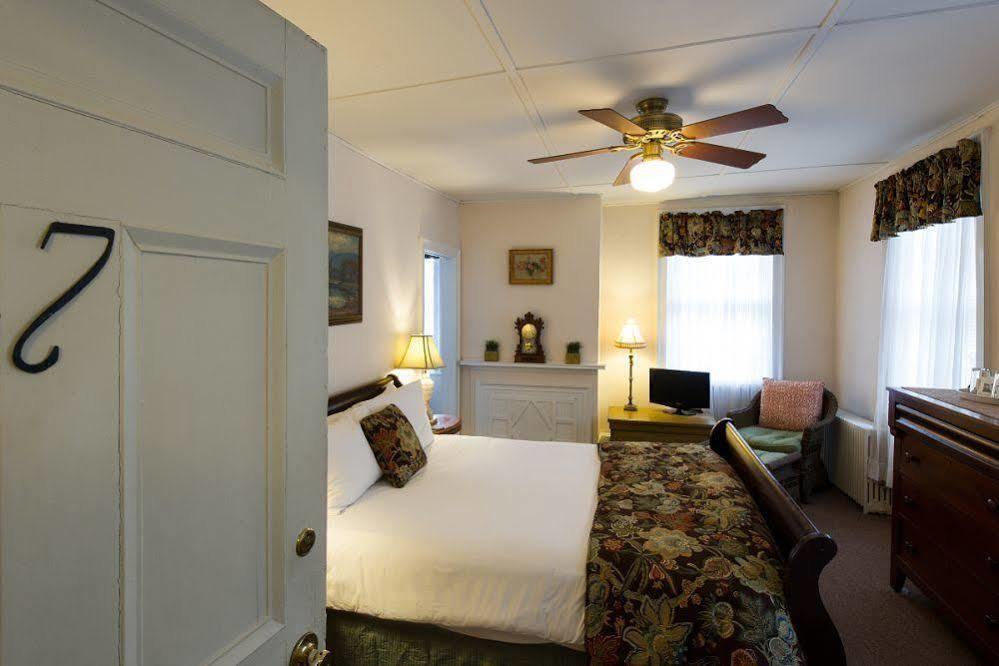 Rogues Harbor Inn Lansing Esterno foto