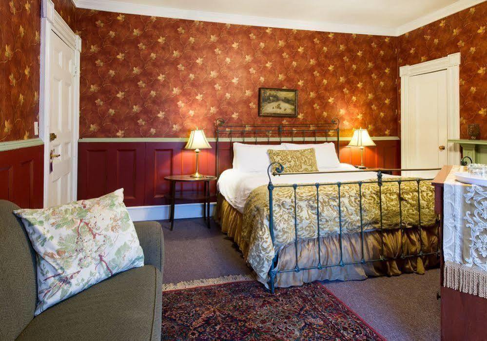 Rogues Harbor Inn Lansing Esterno foto