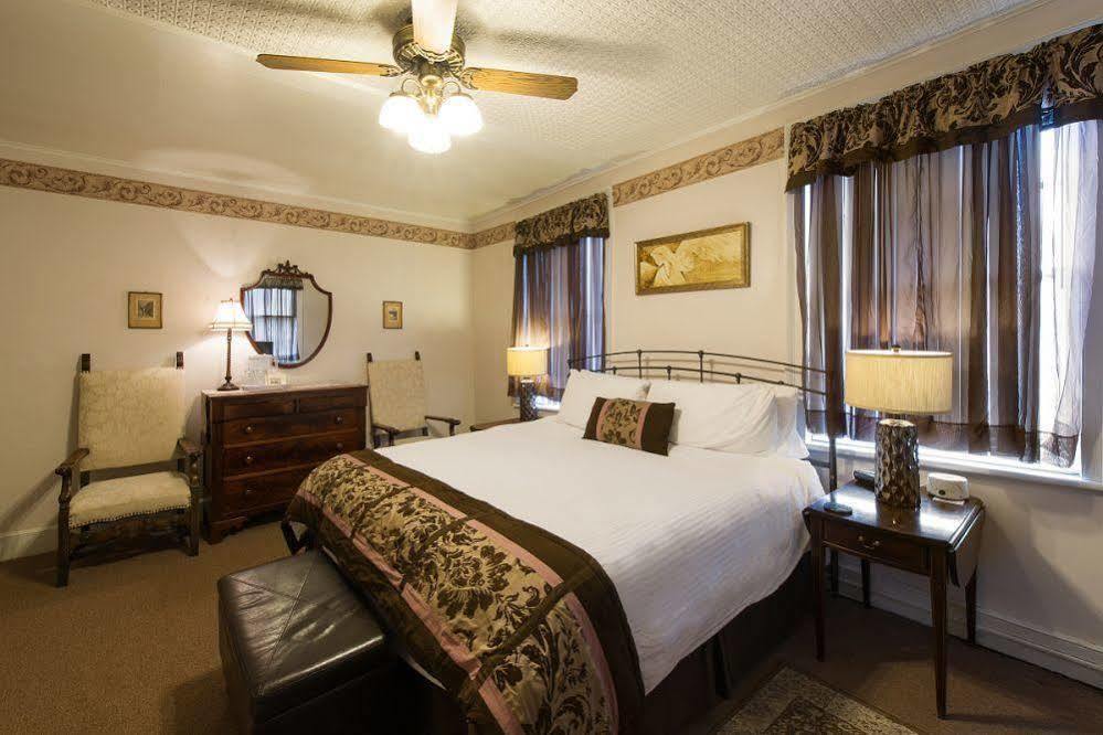 Rogues Harbor Inn Lansing Esterno foto