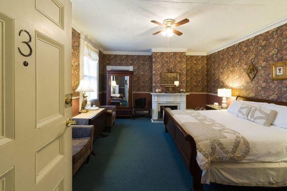 Rogues Harbor Inn Lansing Esterno foto