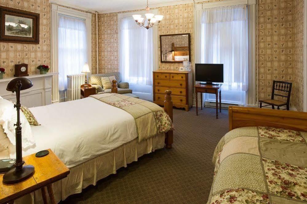Rogues Harbor Inn Lansing Esterno foto