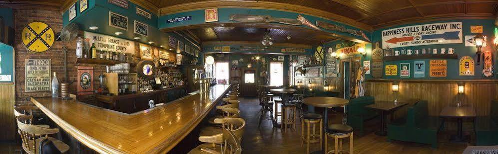 Rogues Harbor Inn Lansing Esterno foto
